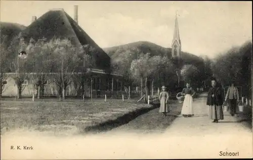 Ak Schoorl Nordholland Niederlande, Straßenpartie mit Kirche