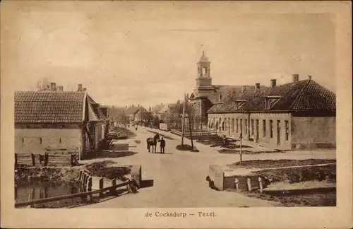 Ak De Cocksdorp Texel Nordholland Niederlande, Straßenpartie, Kirche