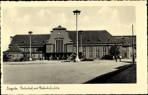 Ak Legnica Liegnitz Schlesien, Bahnhof mit Bahnhofsplatz