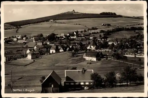 Ak Seiffen im Erzgebirge, Panorama  mit Berggasthaus Schwartenberg