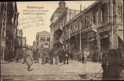 Ak Saloniki Thessaloniki Griechenland, Freiheitsplatz, Passanten