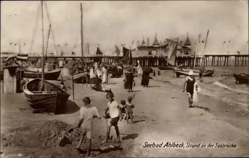 Ak Ostseebad Ahlbeck Heringsdorf auf Usedom, Strand an der Seebrücke