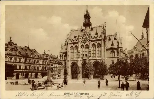 Ak Erfurt in Thüringen, Rathaus, Denkmal, Passanten