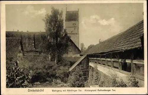 Ak Dinkelsbühl in Mittelfranken, Wehrgang mit Nördlinger Tor, Hintergrund Rothenburger Tor