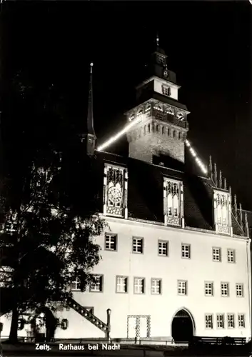 Ak Zeitz im Burgenlandkreis, Rathaus bei Nacht, Außenansicht