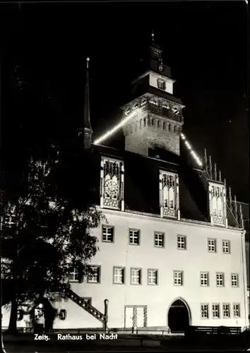 Ak Zeitz im Burgenlandkreis, Rathaus bei Nacht, Außenansicht