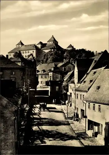 Ak Augustusburg im Erzgebirge, Dorfstraße mit Burg