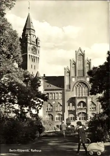 Ak Berlin Köpenick, Partie am Rathaus, Kind mit Puppenwagen