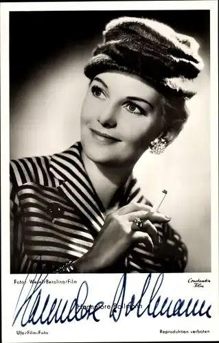 Ak Schauspielerin Hannelore Bollmann, Portrait mit Zigarette, Ufa Film, Autogramm