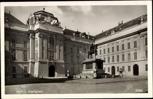 Ak Wien 1 Innere Stadt, Josefsplatz, Nationalbibliothek, Reiterstandbild