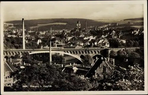 Ak Plauen im Vogtland, Stadtpanorama mit Eisenbahnviadukt, Schornsteine