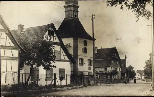 Foto Ak Altenheim Neuried in Baden, Straßenpartie, Häuser
