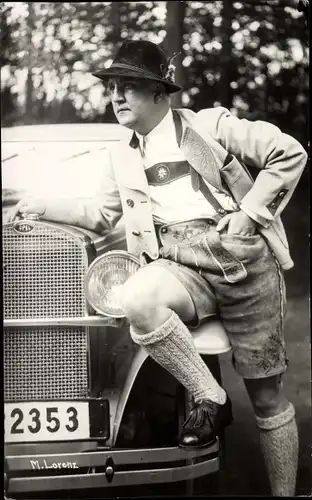 Foto Ak Schauspieler Max Lorenz, Portrait in Lederhose mit Opel Automobil