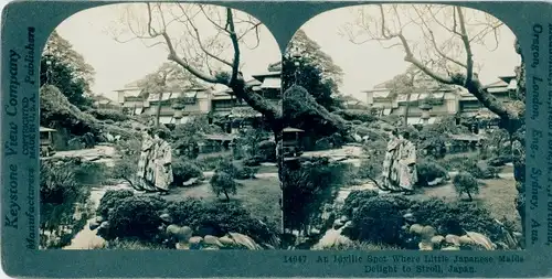 Stereo Foto Japan, Japanische Dienstmädchen flanieren in schönem Garten