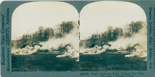 Stereo Foto British Tank making its way through a smoke screen, I WK