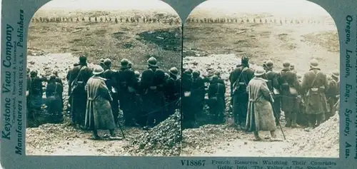 Stereo Foto French Reserves watching their comrades goint into The Valley of the Shadow, I WK