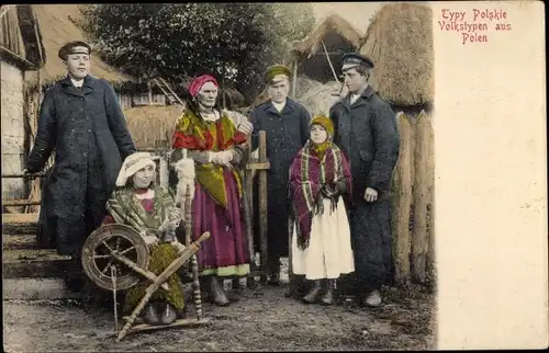 Ak Volkstypen aus Polen, Frauen und Männer in Tracht, Spinnrad