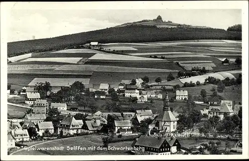 Ak Seiffen im Erzgebirge, Panorama mit dem Schwartenberg