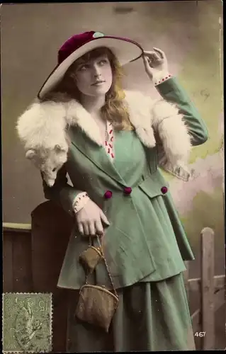 Ak Portrait einer Frau mit Hut und Fuchsstola