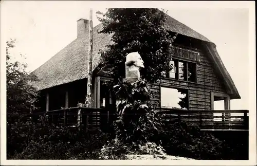 Ak Vierhouten Gelderland, Rode Valkennest met beeld Dr. F. M. Wibaut