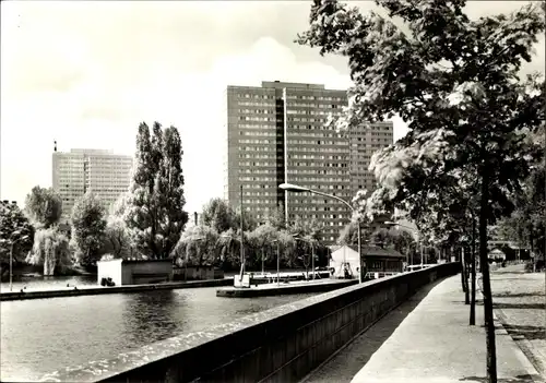 Ak Berlin Mitte, Hochhäuser an der Fischerinsel mit Schleuse