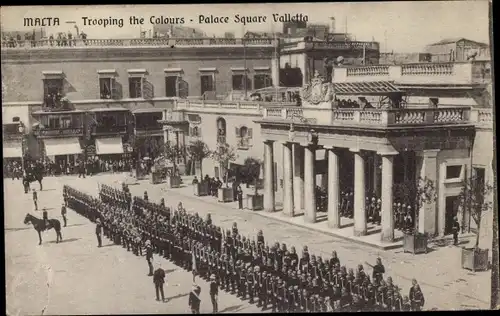 Ak Valletta Malta, Trooping the Colours, Palastplatz