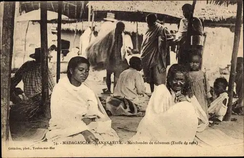 Ak Antananarivo Tananarive Madagaskar, Marchandes de rabannes, Etoffe de rama