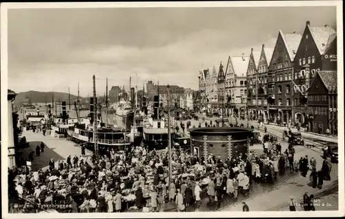 Ak Bergen Norwegen, Tyskebryggen, Hafenpartie, Menschenansammlung