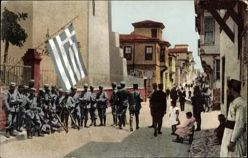 Ak Saloniki Thessaloniki Griechenland, Straßenpartie, Soldaten