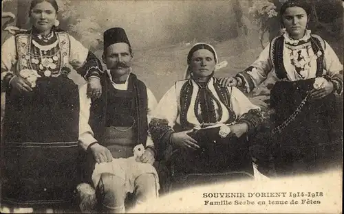 Ak Serbisch, serbische Familie im Festtagskleid, Souvenir des Orients 1914-18