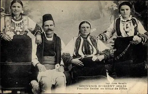 Ak Serbisch, serbische Familie im Festtagskleid, Souvenir des Orients 1914-18