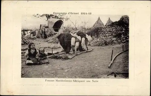 Ak Mazedonien, mazedonische Frauen, die eine Matte machen