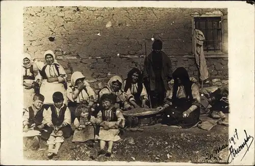 Foto Ak Frauen und Kinder in Trachten, Gruppenbild, I. WK