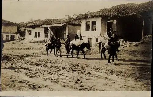 Foto Ak Partie aus einer balkanischen Ortschaft, Bauern, Esel, Wohnhäuser