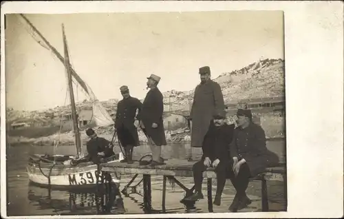 Foto Ak Französische Soldaten in Uniformen, Brücke, Boot M3964