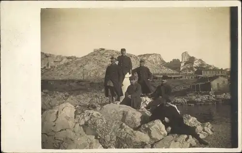 Foto Ak Französische Soldaten in Uniformen, Felsen, I. WK