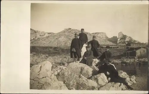 Foto Ak Französische Soldaten in Uniformen, Felsen, I. WK