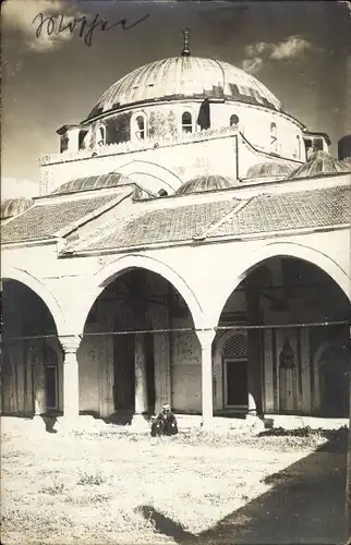 Foto Ak Partie aus einem balkanischen Ort, Mann am Tempel