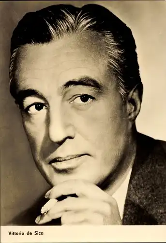 Ak Schauspieler Vittorio de Sica, Brot Liebe und Phantasie, Väter und Söhne, Portrait, Zigarette