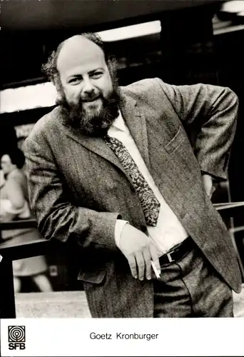 Ak Rundfunk Moderator Goetz Kronburger, Portrait mit Zigarette, SFB