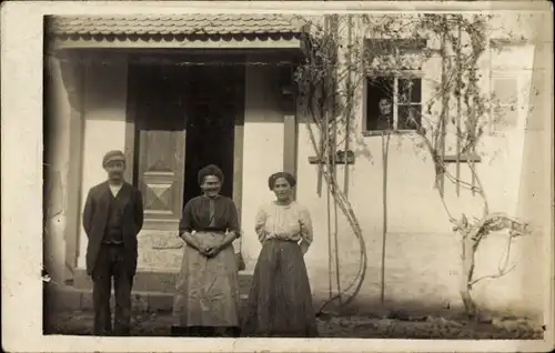 Foto Ak Oberroßla Rödigsdorf Apolda im Weimarer Land, Anwohner vor ihrem Haus