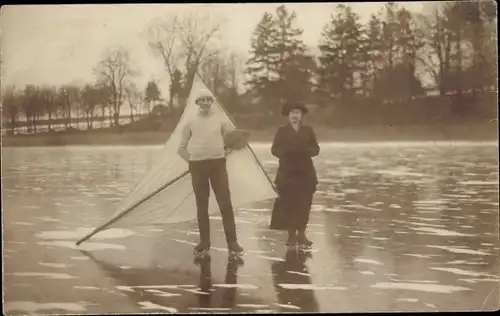 Foto Ak Paar auf dem See beim Eissegeln, Portrait