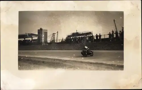 Foto Ak Motorrennen, Motorrad in Fahrt, Delhag, Zuschauer