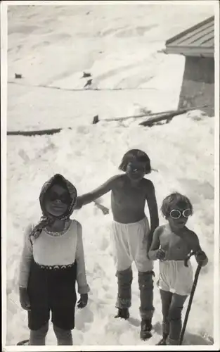 Foto Ak Kinder leicht bekleidet im Winter, Schneebrille