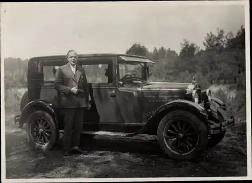 Foto Ak Mann im Anzug posiert am Auto