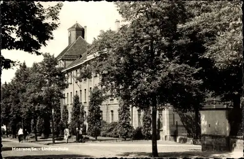 Ak Meerane in Sachsen,  Lindenschule, Straßenpartie