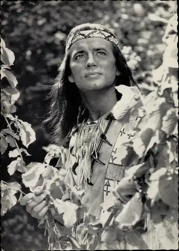 Ak Schauspieler Pierre Brice, Portrait als Winnetou, Karl May