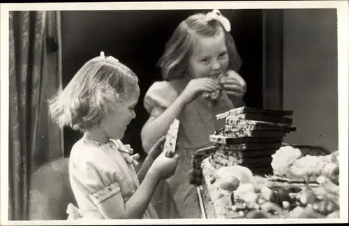 Ak Soestdijk Utrecht Niederlande, Prinzessinnen Beatrix und Irene essend, 1947