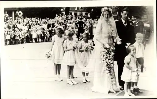 Ak De Prinsesjes als bruidsmeisjes bij het huwelijk van Zr. Huidekoper, 1947, Beatrix, Irene