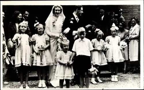 Ak De Prinsesjes als bruidsmeisjes bij het huwelijk van Zr. Huidekoper, 1947, Beatrix, Irene